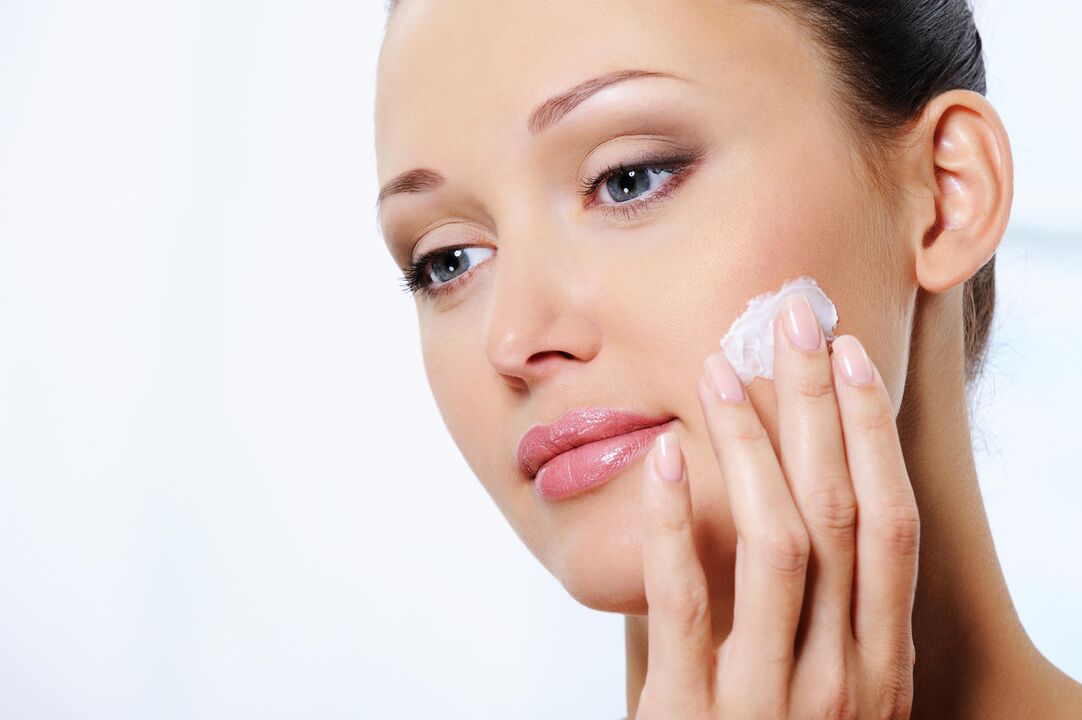 Application of Eudalie from the cream for wrinkles